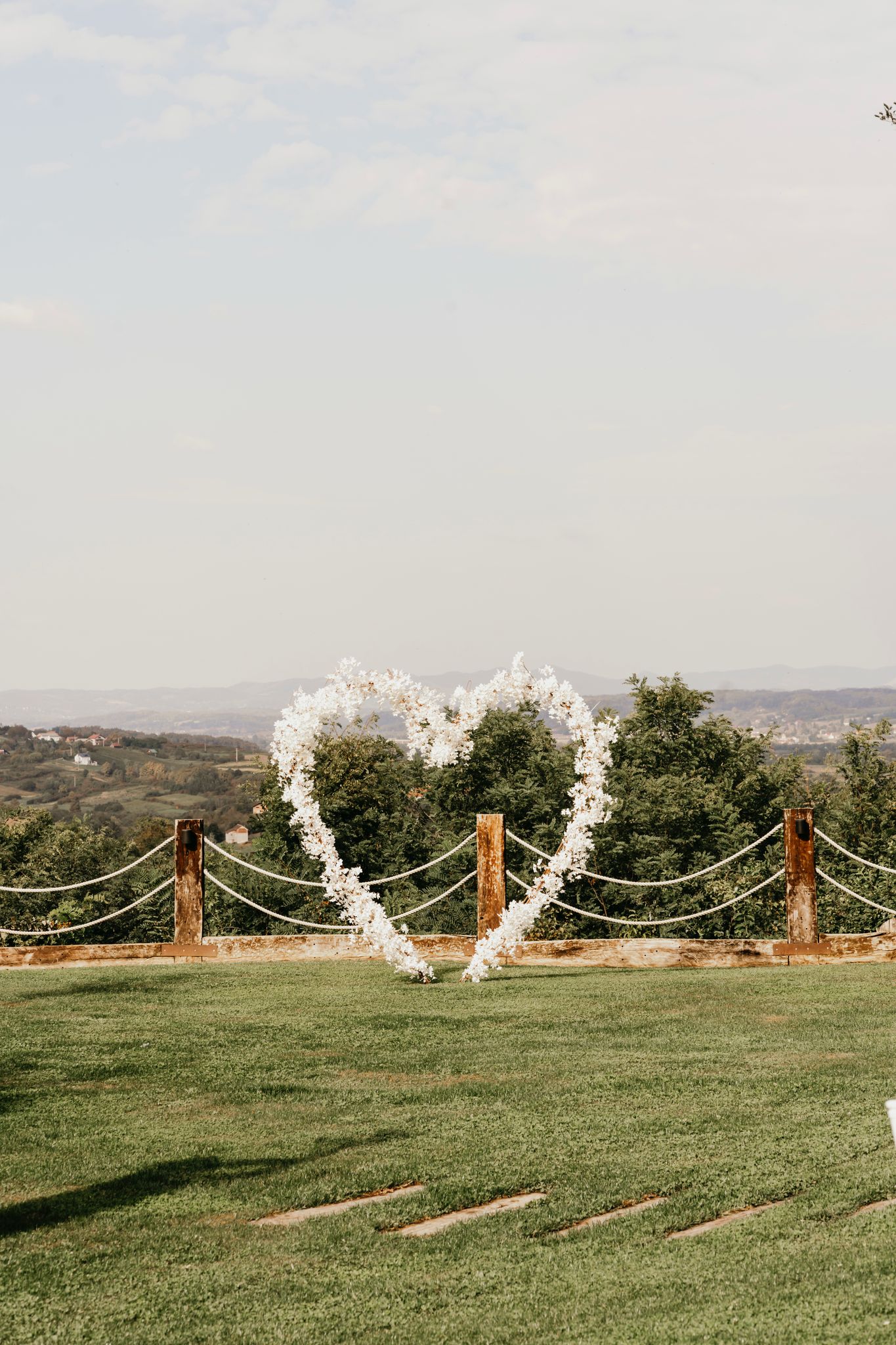 Intimni trenutak vjenčanja u prirodnom okruženju Imanja Tosca